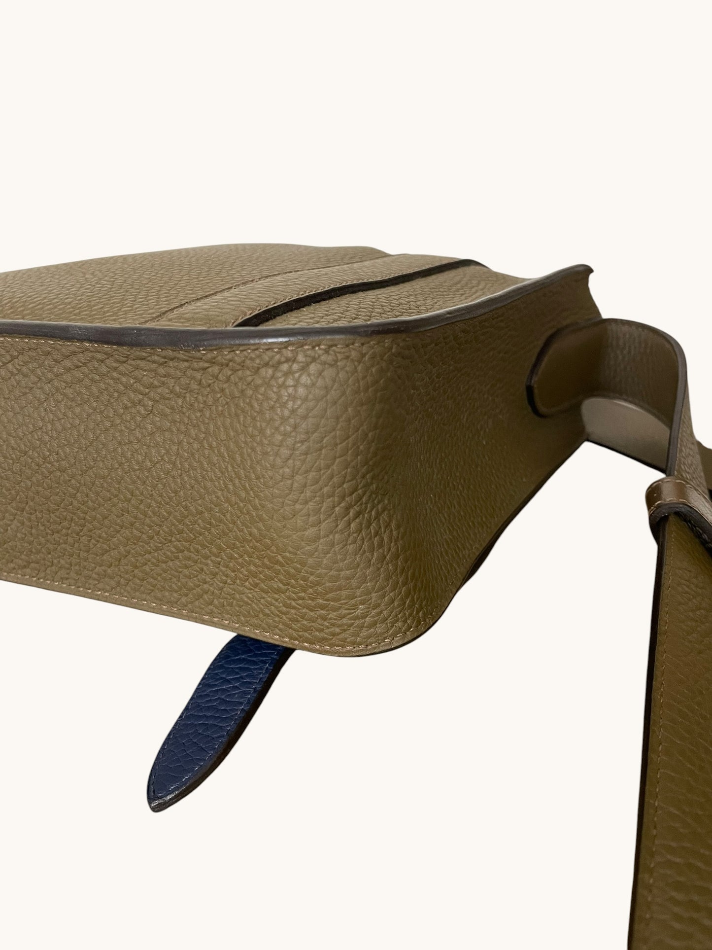Hermes Beton Taurillon Clémence Exterior · Bleu Electrique Interior